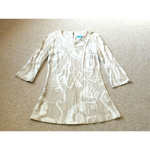 Womens Top-KAI-HAWAII-beige/white patterned rayon fitted tunic 3/4 slv Beachy-M